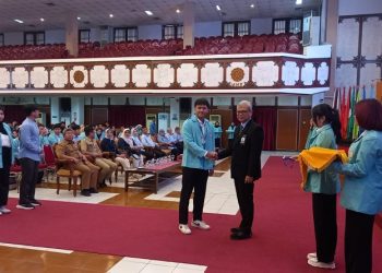 Rektor UNS Prof. Dr. Hartono, dr., M.Si secara simbolis melepas mahasiswa peserta KKN Periode Juli–Agustus 2026 di Auditorium G.P.H. Haryo Mataram UNS, Selasa (7/7/2026). Foto: Ist.