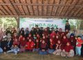 Foto bersama mahasantri Pondok Shabran UMS dengan ibu-ibu jemaah Masjid Al-Munajat. Foto: Ist.