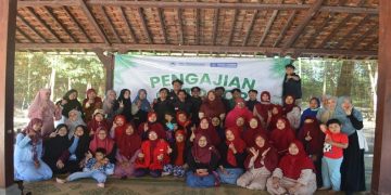Foto bersama mahasantri Pondok Shabran UMS dengan ibu-ibu jemaah Masjid Al-Munajat. Foto: Ist.