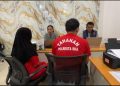 Dua tersangka pembuangan bayi di KA Sancaka jurusan Yogyakarta–Surabaya (memakai baju tahanan) saat diperiksa di Mapolresta Solo. Foto: Ist.