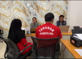 Dua tersangka pembuangan bayi di KA Sancaka jurusan Yogyakarta–Surabaya (memakai baju tahanan) saat diperiksa di Mapolresta Solo. Foto: Ist.