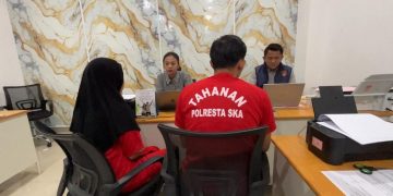 Dua tersangka pembuangan bayi di KA Sancaka jurusan Yogyakarta–Surabaya (memakai baju tahanan) saat diperiksa di Mapolresta Solo. Foto: Ist.