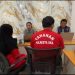 Dua tersangka pembuangan bayi di KA Sancaka jurusan Yogyakarta–Surabaya (memakai baju tahanan) saat diperiksa di Mapolresta Solo. Foto: Ist.