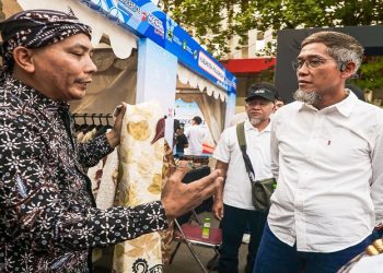 Sekda Jawa Tengah, Sumarno mengunjungi stan dalam Gelar Produk Koperasi dan UMKM di halaman Parkir Stadion Manahan, Kota Solo, Sabtu, 11 Juli 2026. Foto: Ist.