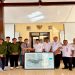 Mahasiswa Geografi UMS menyerahkan peta Desa Waru. Foto: Ist.