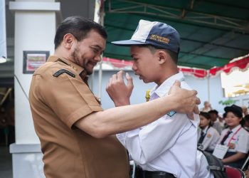 Gubernur Jawa Tengah Ahmad Luthfi meninjau hari pertama pembelajaran Program Sekolah Kemitraan Pemprov Jateng di SMA Laboratorium UPGRIS, Kota Semarang, Senin, 13 Juli 2026. Foto: Ist.