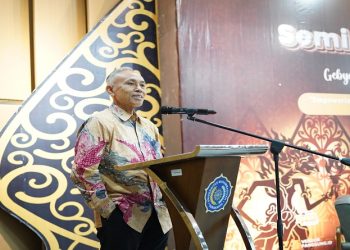 Rektor UMS, Prof. Dr. Harun Joko Prayitno, M.Hum memberikan sambutan dalam Seminar Nasional Gebyar Mahasiswa Farmasi 2026 pada Selasa (14/7/2026). Foto: Ist.