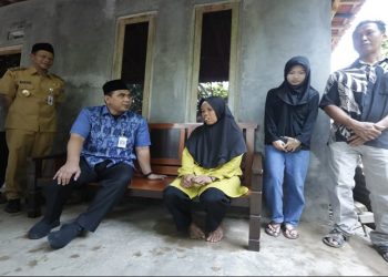 Wakil Gubernur Jawa Tengah Taj Yasin Maimoen mengunjungi rumah Sailah, warga Desa Ayamputih, Kecamatan Buluspesantren, Kabupaten Kebumen pada Selasa, 14 Juli 2026. Foto: Ist.