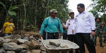 Wakil Gubernur Jawa Tengah Taj Yasin Maimoen meninjau Program TMMD di Desa Bingkeng, Kecamatan Dayeuhluhur, Kabupaten Cilacap, Rabu (15/7/2026). Foto: Ist.
