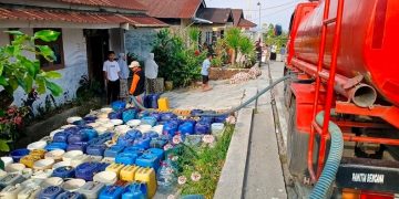 Pemerintah Provinsi Jawa Tengah menyalurkan air bersih kepada warga terdampak kekeringan. Foto: Ist.
