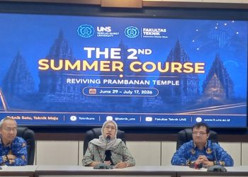 Ketua Panitia Penyelenggara, Dr. Ir. Galuh Chrismaningwang, S.T., M.T dan Dekan Fakultas Teknik UNS, Prof. Dr. Ir. Wahyudi Sutopo, S.T., M.Si., IPU memberikan keterangan pers terkait kegiatan The 2nd International Summer Course 2026, Jumat (17/7/2026). Foto: Indospektrum.com