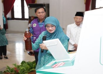 Ketua Tim Penggerak PKK Provinsi Jawa Tengah, Hj. Nawal Arafah Yasin,M.S.I, meluncurkan Gerakan Minyak Jelantah Jadi Rupiah di Wisma Perdamaian Kota Semarang, Jumat (17/7/2026). Foto: Ist.
