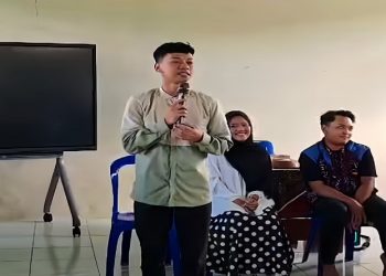 Mahasiswa UMS, Akhmad Insan Kamil memberi motivasi kepada siswa di SMP Muhammadiyah Kotabaru, Kalimantan Selatan. Foto: Ist.