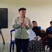 Mahasiswa UMS, Akhmad Insan Kamil memberi motivasi kepada siswa di SMP Muhammadiyah Kotabaru, Kalimantan Selatan. Foto: Ist.