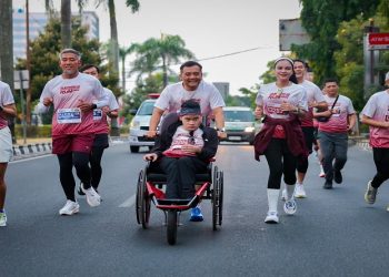 Gubernur Jawa Tengah, Ahmad Luthfi bersama putranya, Mohammad Alif Daffa mengikuti Sukoharjo Spektakuler Run 2026, Minggu pagi (19/7/2026). Foto: Ist.