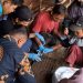 Komunitas Disabilitas Karya Manunggal didampingi oleh mahasiswa UMS praktik menyemai benih tanaman saat praktik pelatihan vermikompos dan terapi hortikultura. Foto: Ist.