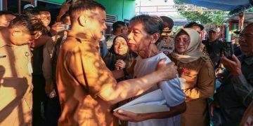 Gubernur Ahmad Luthfi menyampaikan bela sungkawa ke keluarga siswa SD yang menjadi korban kecelakaan di perlintasan sebidang Jalan Kokrosono, Kecamatan Semarang Tengah, Senin (20/7/2026). Foto: Ist.