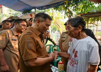 Gubernur Jawa Tengah Ahmad Luthfi saat melayat ke rumah korban kecelakaan di perlintasan kereta api Jalan Kokrosono, Kota Semarang. Foto: Ist.