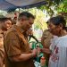 Gubernur Jawa Tengah Ahmad Luthfi saat melayat ke rumah korban kecelakaan di perlintasan kereta api Jalan Kokrosono, Kota Semarang. Foto: Ist.