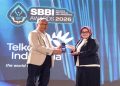 General Manager Telkom Witel Solo, Ismono Adi Jatmiko Raden menerima penghargaan Most Impactful Digital Transformation Enabler yang diraih Telkom dalam ajang SBBI Awards 2026 di Solo, Jumat (17/7/2026). Foto: Ist.