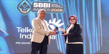 General Manager Telkom Witel Solo, Ismono Adi Jatmiko Raden menerima penghargaan Most Impactful Digital Transformation Enabler yang diraih Telkom dalam ajang SBBI Awards 2026 di Solo, Jumat (17/7/2026). Foto: Ist.