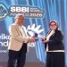 General Manager Telkom Witel Solo, Ismono Adi Jatmiko Raden menerima penghargaan Most Impactful Digital Transformation Enabler yang diraih Telkom dalam ajang SBBI Awards 2026 di Solo, Jumat (17/7/2026). Foto: Ist.