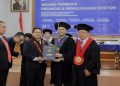 Dr. Noor Rahmad, S.H., M.H dikukuhkan sebagai Doktor Ilmu Hukum dalam Sidang Terbuka Promosi dan Pengukuhan Doktor di Kampus UMS, Rabu (22/7/2026). Foto: Ist.
