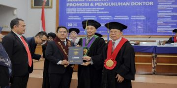 Dr. Noor Rahmad, S.H., M.H dikukuhkan sebagai Doktor Ilmu Hukum dalam Sidang Terbuka Promosi dan Pengukuhan Doktor di Kampus UMS, Rabu (22/7/2026). Foto: Ist.