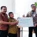 BSI memberikan Beasiswa Prestasi kepada Ibrahim Al Abrar, siswa sekolah dasar asal Boyolali berhasil menarik perhatian dunia hingga memperoleh apresiasi dari NASA. Foto: Ist.
