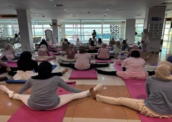 Flow Before Flight: Sensasi Relaksasi Yoga dengan Latar Pemandangan Pesawat di Bandara Adi Soemarmo