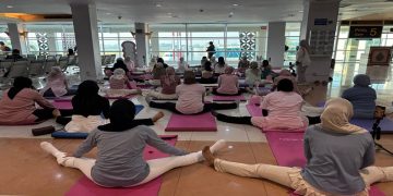 Flow Before Flight: Sensasi Relaksasi Yoga dengan Latar Pemandangan Pesawat di Bandara Adi Soemarmo
