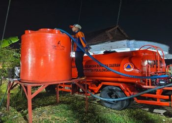 Pemprov Jateng bersama sejumlah stakeholder terus mendistribusikan air bersih ke sejumlah daerah yang terdampak kekeringan. Foto: Ist.