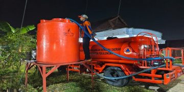 Pemprov Jateng bersama sejumlah stakeholder terus mendistribusikan air bersih ke sejumlah daerah yang terdampak kekeringan. Foto: Ist.