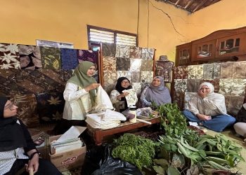 UMS melalui PM-UPUD menggelar Pelatihan Kewirausahaan serta Penamaan Produk dan Desain Ecoprint di Desa Wisata Jarum, Kabupaten Klaten. Foto: Ist.