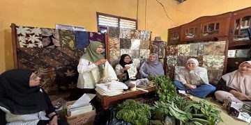 UMS melalui PM-UPUD menggelar Pelatihan Kewirausahaan serta Penamaan Produk dan Desain Ecoprint di Desa Wisata Jarum, Kabupaten Klaten. Foto: Ist.