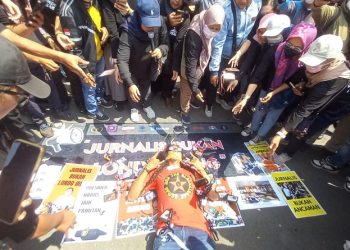 Wartawan di Soloraya melakukan aksi demo di depan Monumen Pers, Kota Solo, Selasa (28/7/2026). Foto: Ist.