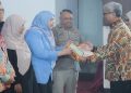 Rektor UNS, Prof. Dr. Hartono, dr., M.Si bersama Komisioner KND, Rachmita Harahap menyerahkan Penghargaan UNS-KND Inmnclusion Metrics 2026 di Auditorium G.P.H. Haryo Mataram, Selasa malam (28/7/2026). Foto: Ist.