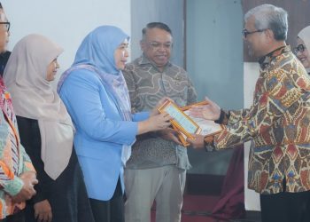 Rektor UNS, Prof. Dr. Hartono, dr., M.Si bersama Komisioner KND, Rachmita Harahap menyerahkan Penghargaan UNS-KND Inmnclusion Metrics 2026 di Auditorium G.P.H. Haryo Mataram, Selasa malam (28/7/2026). Foto: Ist.
