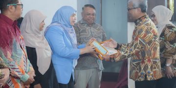 Rektor UNS, Prof. Dr. Hartono, dr., M.Si bersama Komisioner KND, Rachmita Harahap menyerahkan Penghargaan UNS-KND Inmnclusion Metrics 2026 di Auditorium G.P.H. Haryo Mataram, Selasa malam (28/7/2026). Foto: Ist.