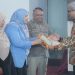 Rektor UNS, Prof. Dr. Hartono, dr., M.Si bersama Komisioner KND, Rachmita Harahap menyerahkan Penghargaan UNS-KND Inmnclusion Metrics 2026 di Auditorium G.P.H. Haryo Mataram, Selasa malam (28/7/2026). Foto: Ist.