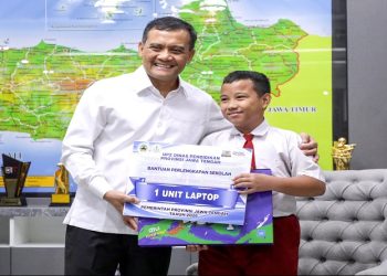 Gubernur Ahmad Luthfi memberikan laptop kepada Siswa SD di Boyolali, Ibrahim Al Abrar yang mendapat pengakuan resmi dari NASA setelah berhasil menemukan kerentanan keamanan pada salah satu sistemnya. Foto: Ist.