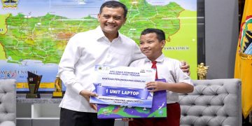 Gubernur Ahmad Luthfi memberikan laptop kepada Siswa SD di Boyolali, Ibrahim Al Abrar yang mendapat pengakuan resmi dari NASA setelah berhasil menemukan kerentanan keamanan pada salah satu sistemnya. Foto: Ist.