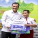 Gubernur Ahmad Luthfi memberikan laptop kepada Siswa SD di Boyolali, Ibrahim Al Abrar yang mendapat pengakuan resmi dari NASA setelah berhasil menemukan kerentanan keamanan pada salah satu sistemnya. Foto: Ist.