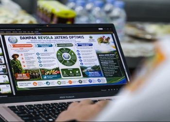 Anak-anak muda di Jateng melalui program Revola mengoperasikan alat pendeteksi kelembaban tanah, sistem irigasi tetes, hingga drone untuk mengelola lahan tidur agar kembali produktif. Foto: Ist.