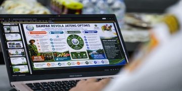 Anak-anak muda di Jateng melalui program Revola mengoperasikan alat pendeteksi kelembaban tanah, sistem irigasi tetes, hingga drone untuk mengelola lahan tidur agar kembali produktif. Foto: Ist.