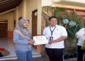 Penyerahan sertifikat kepada SDN 01 dan 02 Segorogunung. Foto: Ist.