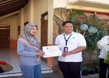 Penyerahan sertifikat kepada SDN 01 dan 02 Segorogunung. Foto: Ist.