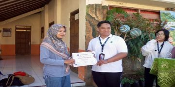 Penyerahan sertifikat kepada SDN 01 dan 02 Segorogunung. Foto: Ist.