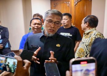 Sekda Jateng Sumarno memberikan keterangan pers usai Rapat Paripurna DPRD Jawa Tengah di Gedung Berlian, Semarang, Kamis (30/7/2026). Foto: Ist.