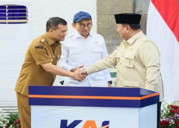 Gubernur Ahmad Luthfi mendampingi Presiden Prabowo Subianto meresmikan revitalisasi Stasiun Semarang Tawang, Kamis 30 Juli 2026. Foto: Ist.